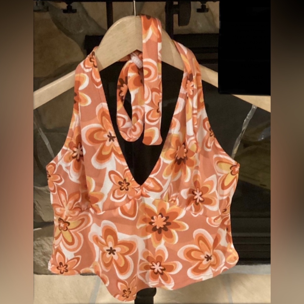🐣  Flattering Open Back Form Fitting Halter Top ~ NWT